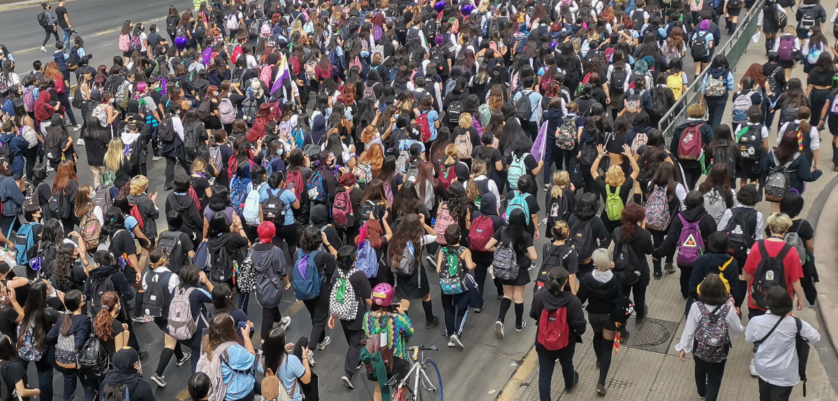Marcha contra violencia escolar terminó en tragedia: estudiante fue apuñalado y permanece grave
