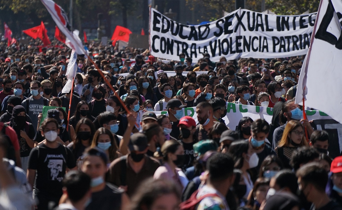 Universitarios marchan para exigir aumento de beca Junaeb y la renuncia de su director