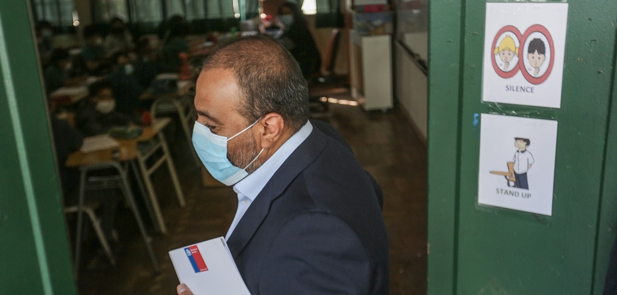 Mineduc flexibiliza jornada completa en colegios y mantiene aforo con 80% de vacunación por aula