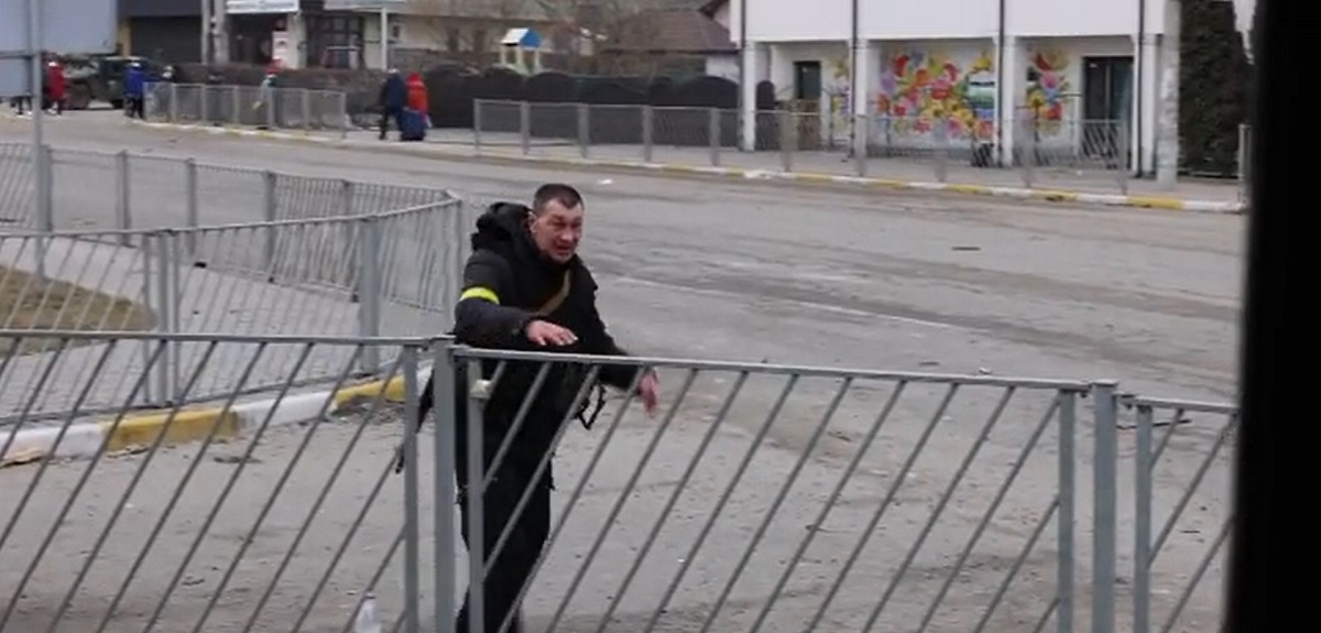 Ucrania: equipo de prensa grabó el momento justo en que misil impactó a la ciudad de Irpin