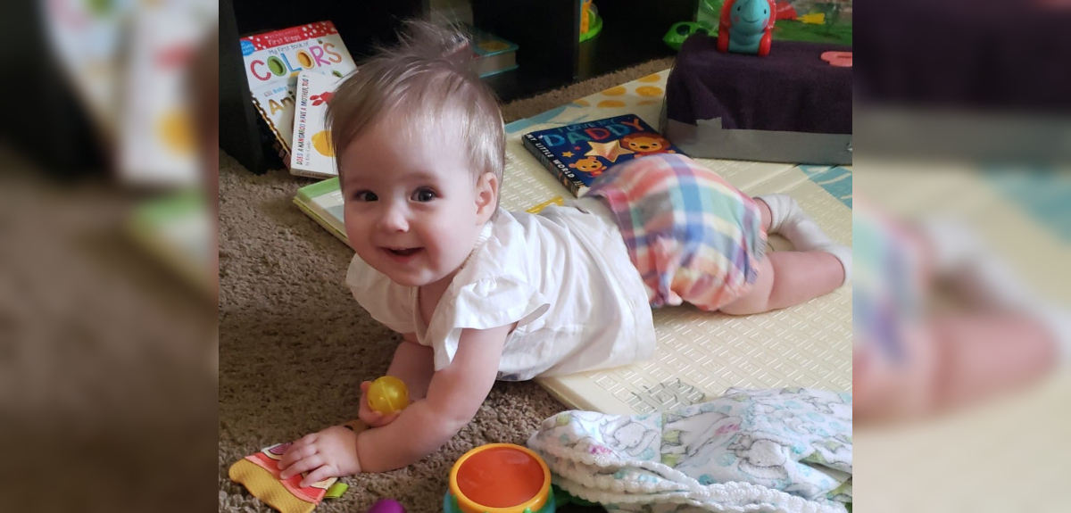 Niña que nació con espina bífida en EEUU desafió todo pronóstico médico: está aprendiendo a caminar