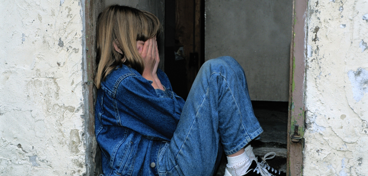 Mamá llevó a hija al hospital por dolor de estómago: su padre la violó y estaba en trabajo de parto