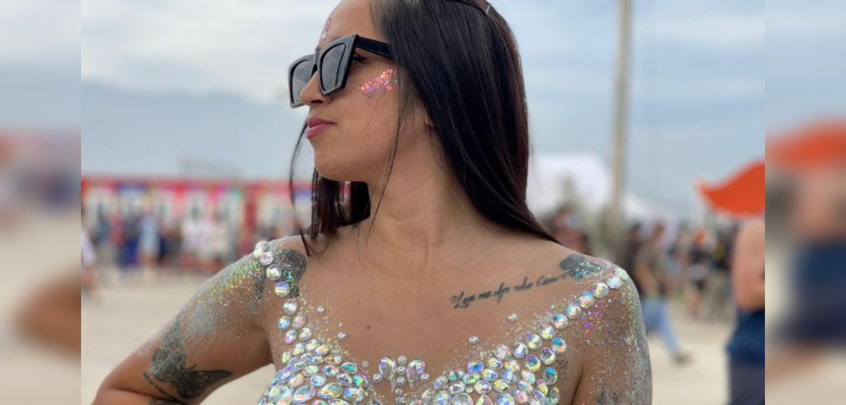 El original look de joven emprendedora en Lollapalooza: lució llamativo top de cristales