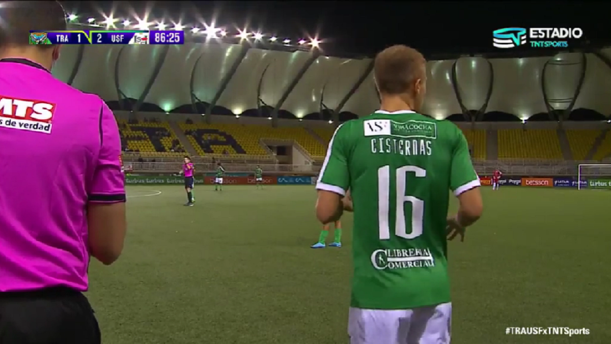 Hijo de Diana Bolocco vivió su primer clásico en el fútbol profesional: Cristián Sánchez lo acompañó