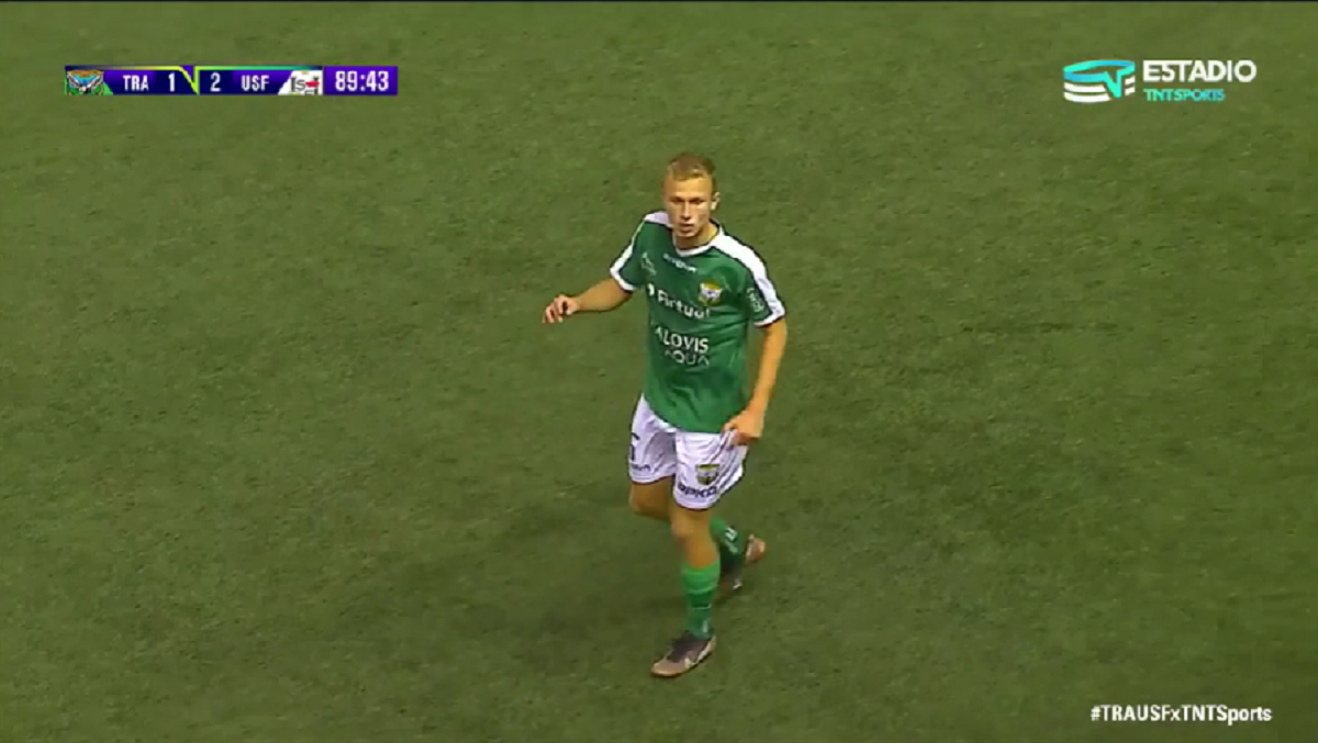 Hijo de Diana Bolocco vivió su primer clásico en el fútbol profesional: Cristián Sánchez lo acompañó