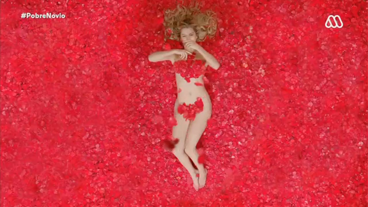 Televidentes criticaron escena a lo 'Belleza Americana' en 'Pobre Novio': "Nada que ver el horario"