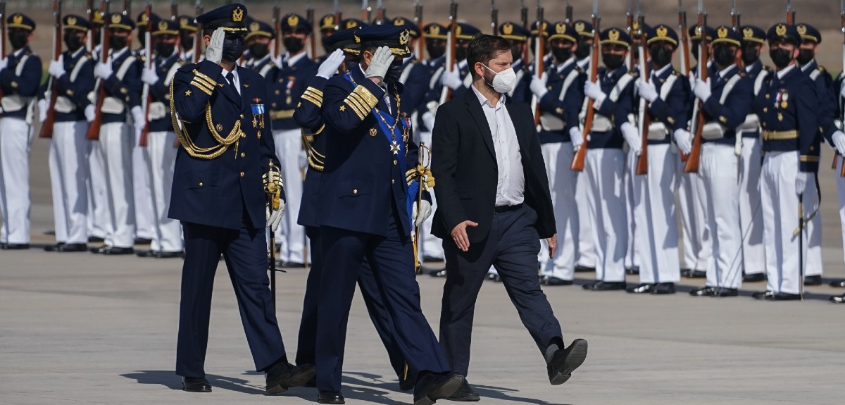 “Como Cantinflas”: el comentario que se coló durante transmisión de visita de Boric a la FACh