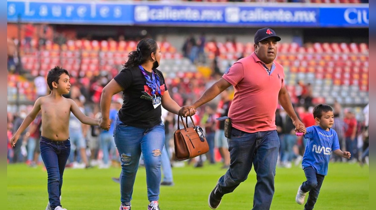 Pelea de hinchas de Querétaro y Atlas en medio de partido dejó escenas de horror