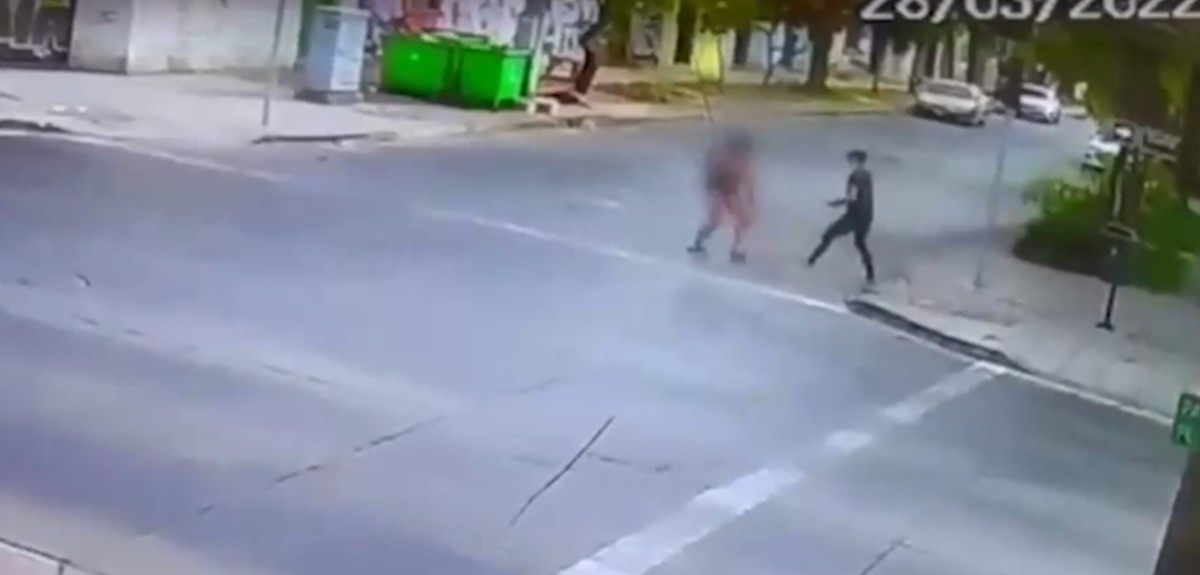 Cámara muestra momento exacto del ataque que dejó en riesgo vital a joven trans en Santiago