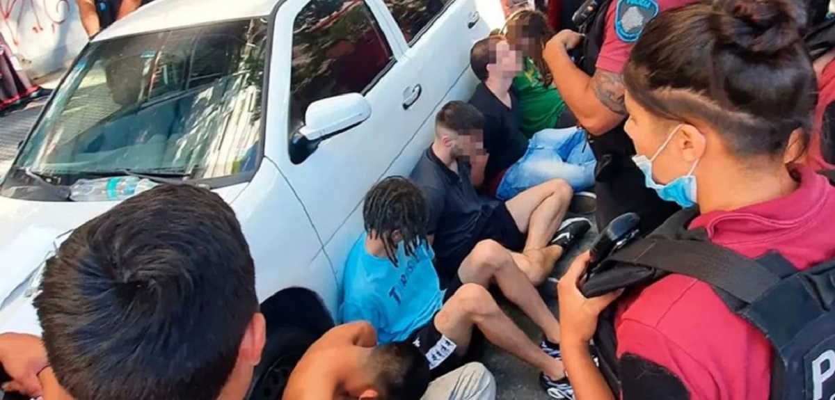 Impacto en Argentina: detienen a 6 sujetos acusados de violar a joven dentro de un auto