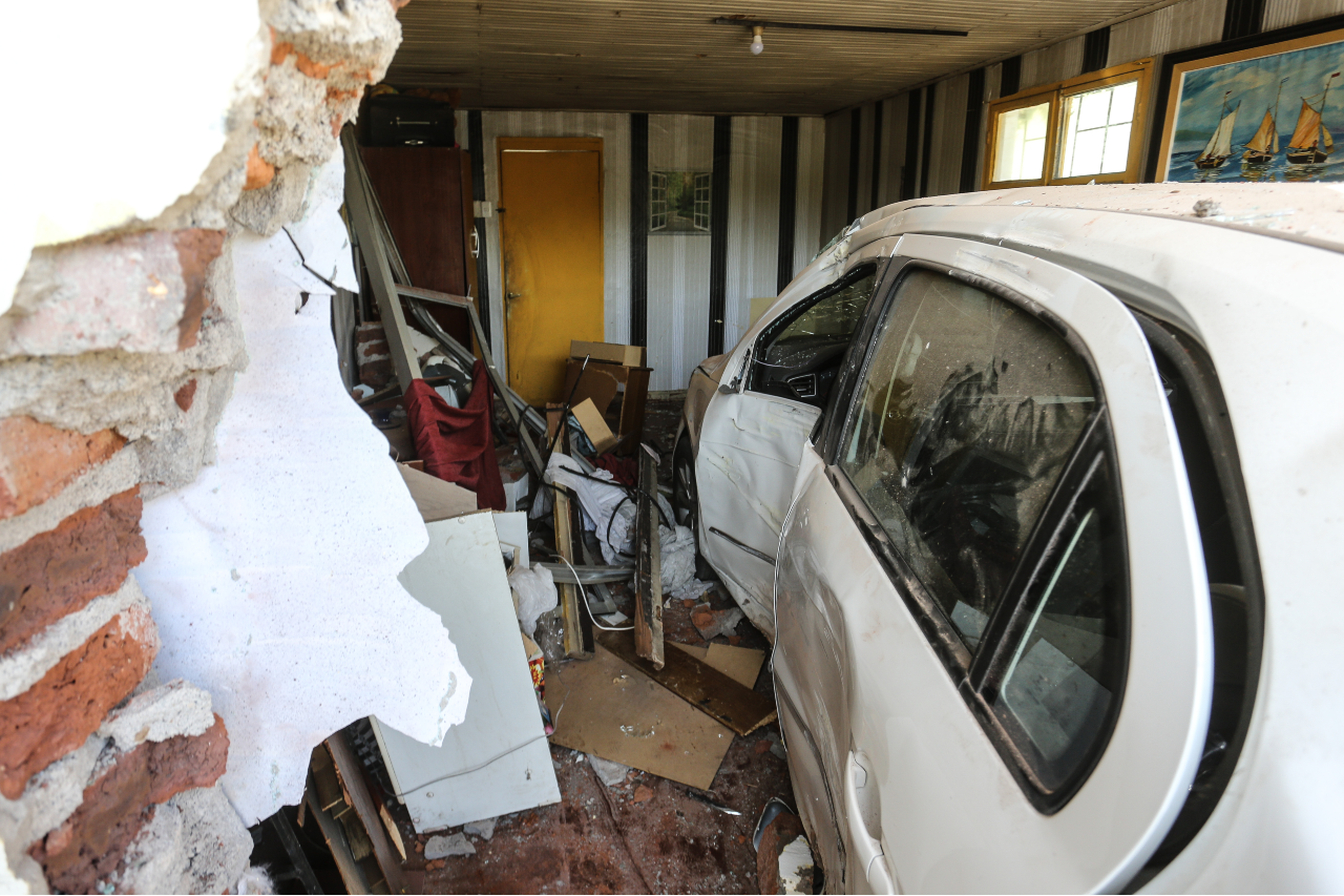 “Salvada milagrosa”: auto quedó incrustado en pieza donde dormía persona mayor en Macul