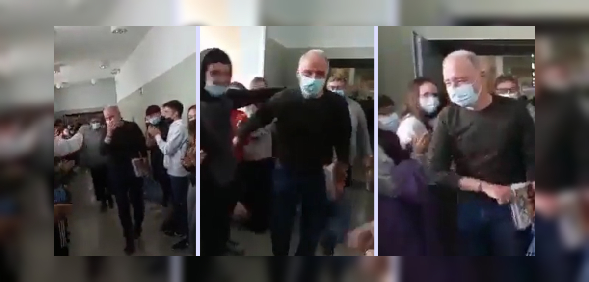 Profesor se jubiló luego de estar 29 años en un colegio: recibió emotiva ovación de sus alumnos