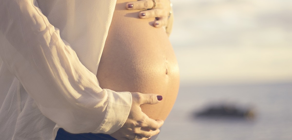 Actriz de Verdades Ocultas anunció que está embarazada con tierna postal: “Amor profundo”