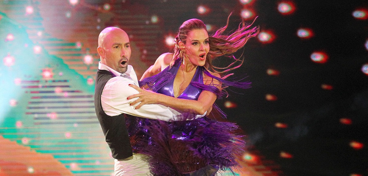 Andrea Hoffmann reveló que compite con una órtesis en Aquí se Baila: la mostró en pantalla