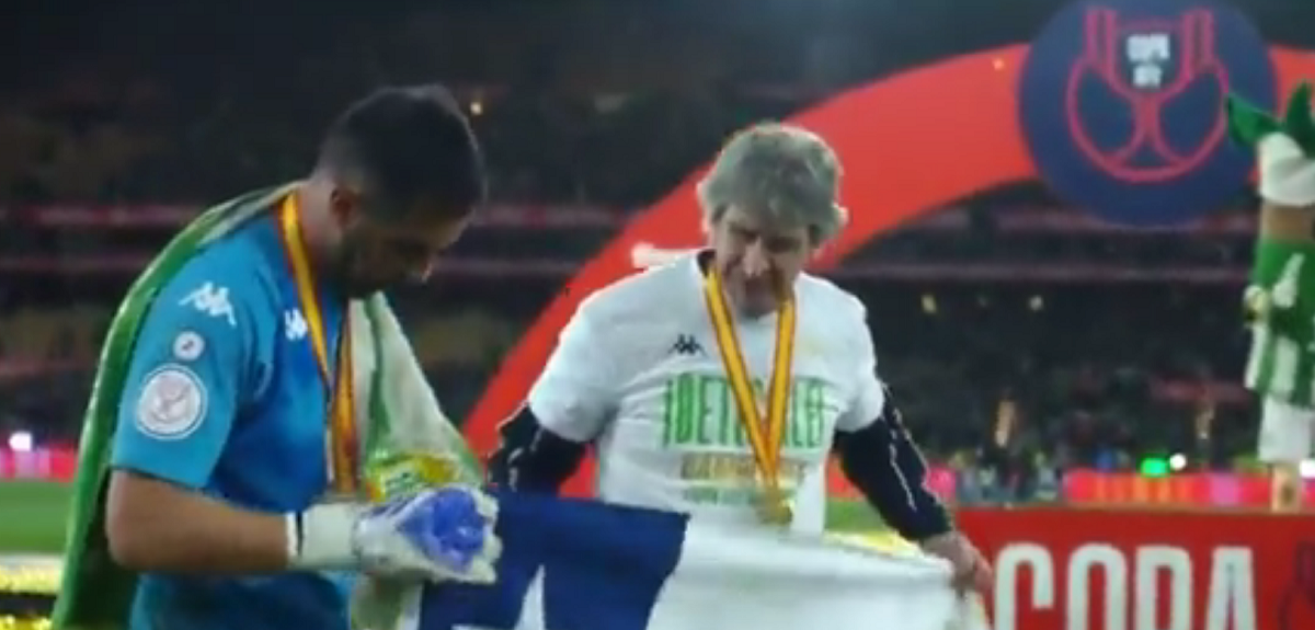 La bella postal de Pellegrini y Bravo tras salir campeones de la Copa del Rey con el Betis