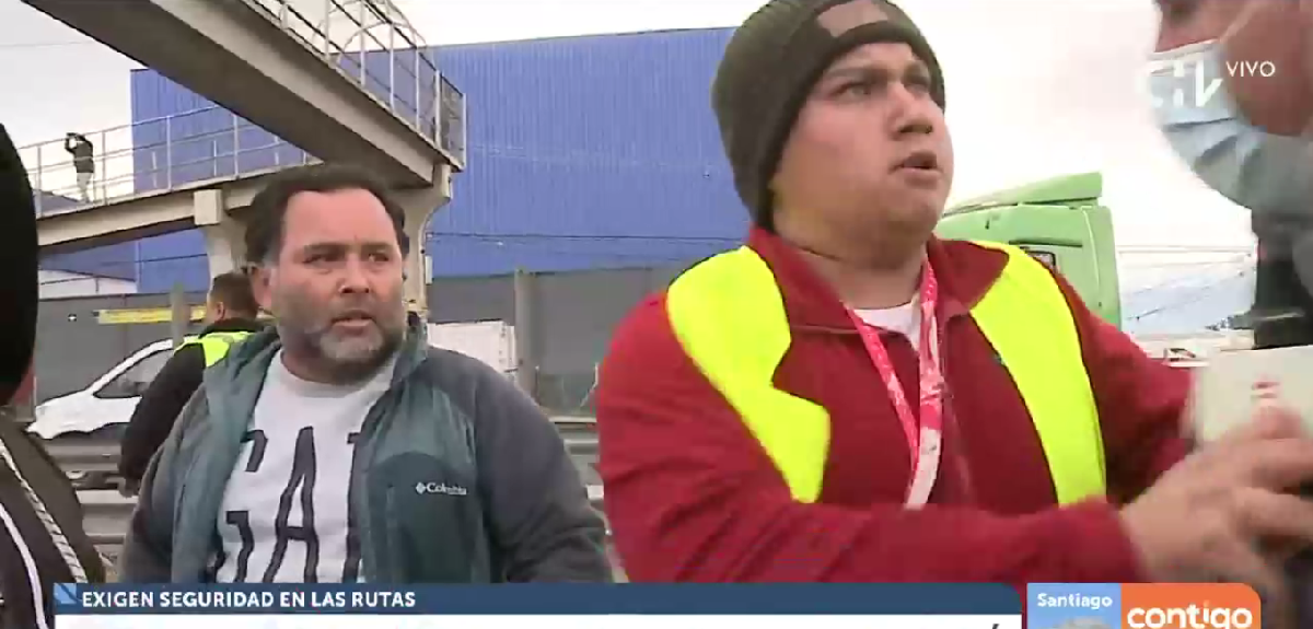 Camioneros agreden a periodista de CHV durante despacho en vivo desde Ruta 5 Sur