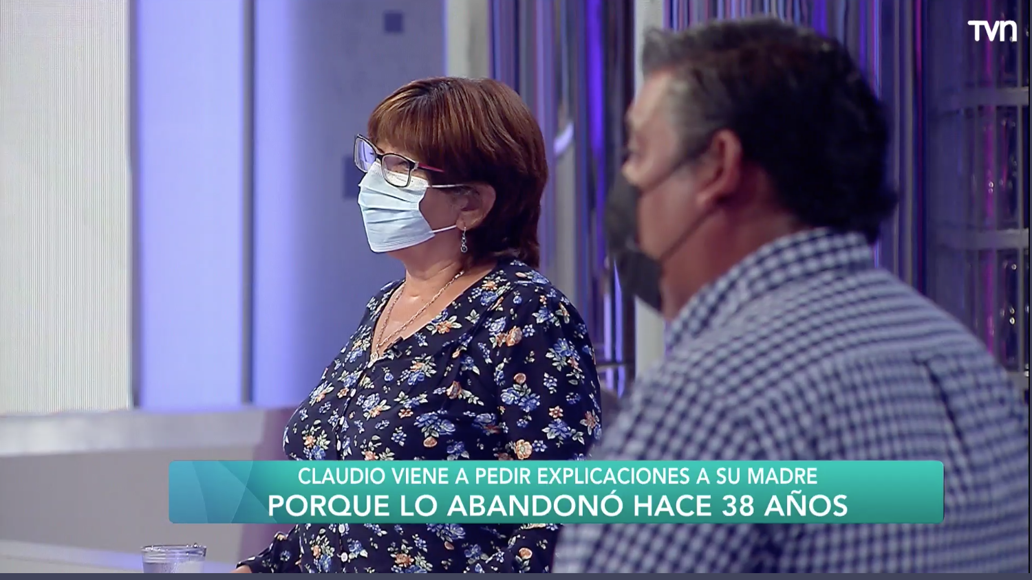 hombre pide explicaciones por el abandono de su madre