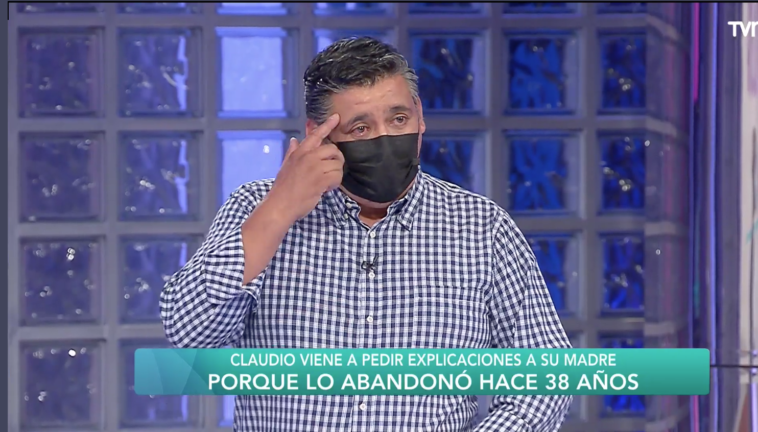 hombre pide explicaciones por el abandono de su madre