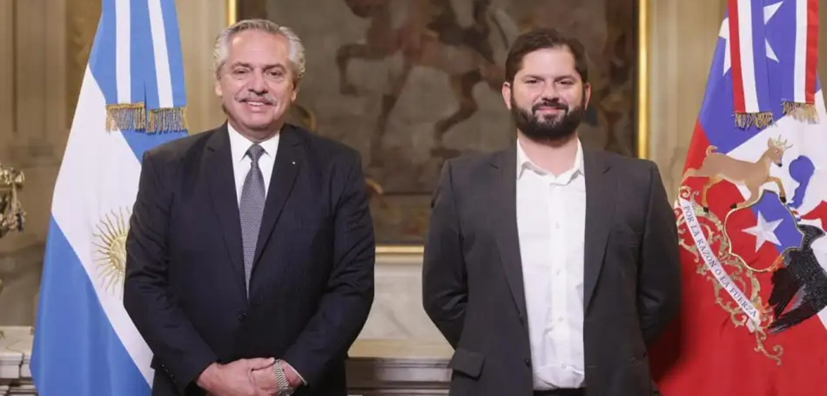 Una camiseta y un vinilo: los regalos que recibió Boric del presidente argentino Alberto Fernández