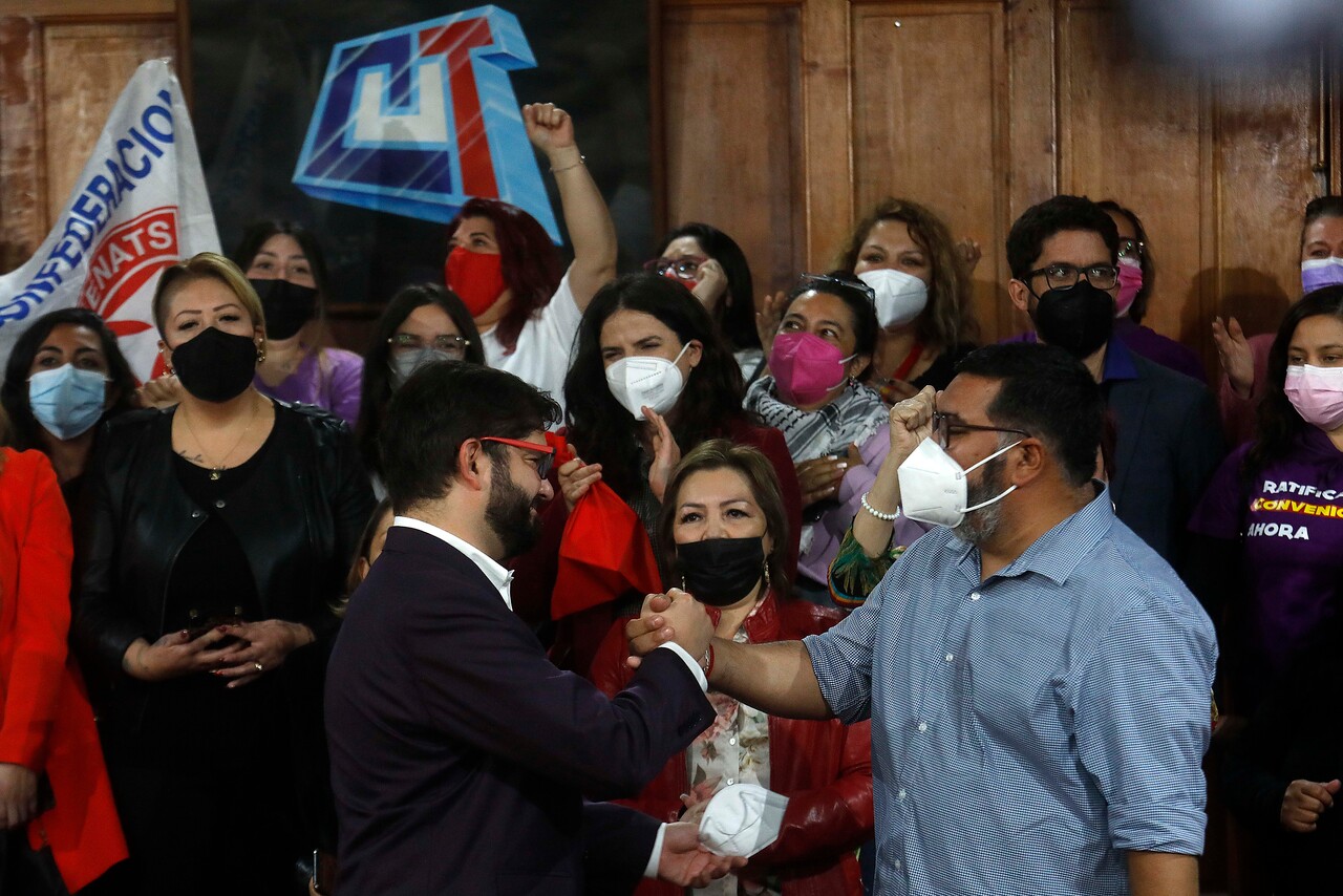 Gabriel Boric se reunió con la CUT para conocer sus necesidades: se mostró emocionado