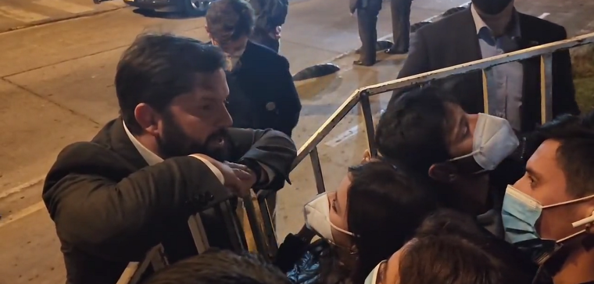 Boric conversó con personas afuera de su hotel en Coquimbo sobre quinto retiro: 