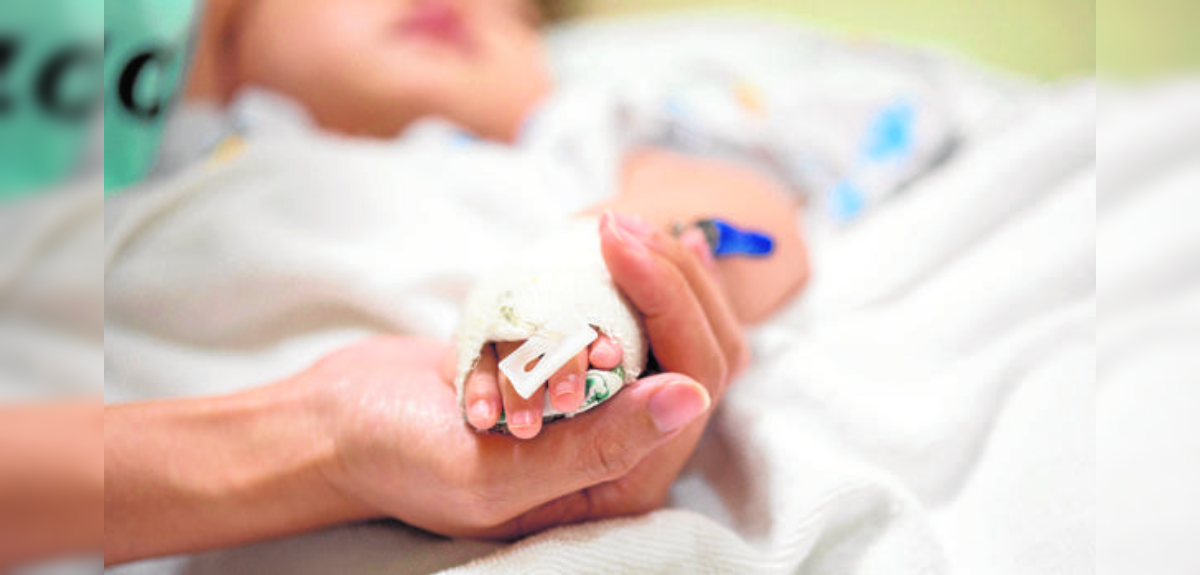 Grave caso de hepatitis infantil en Reino Unido: padre donó parte de su hígado para salvar a hija