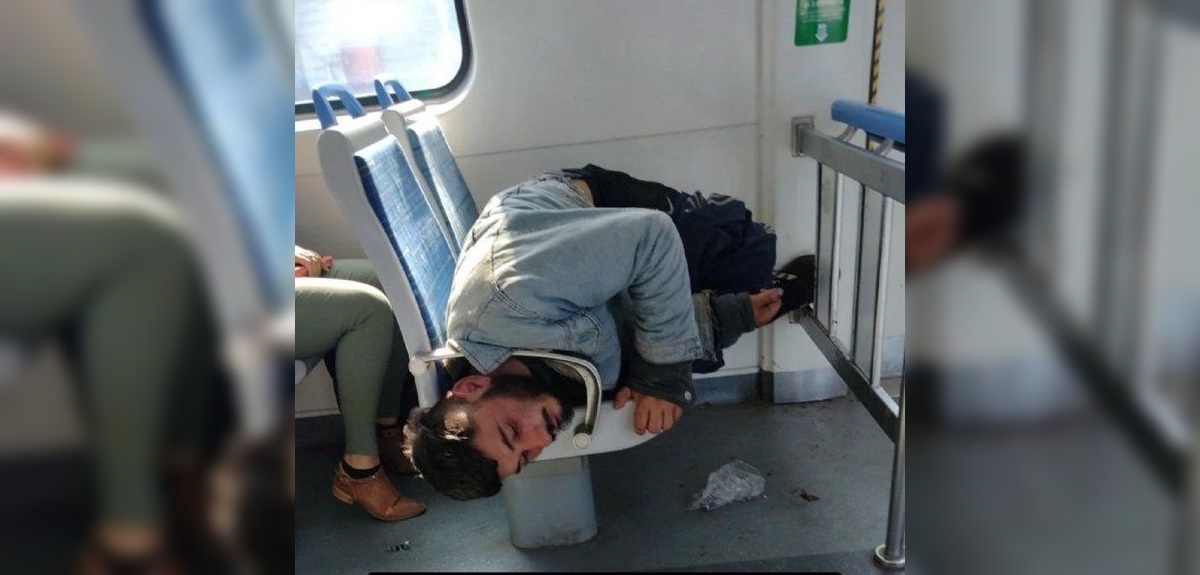 Pasajero se durmió en tren en Argentina y provocó caótica demora: su cabeza se atoró en el asiento