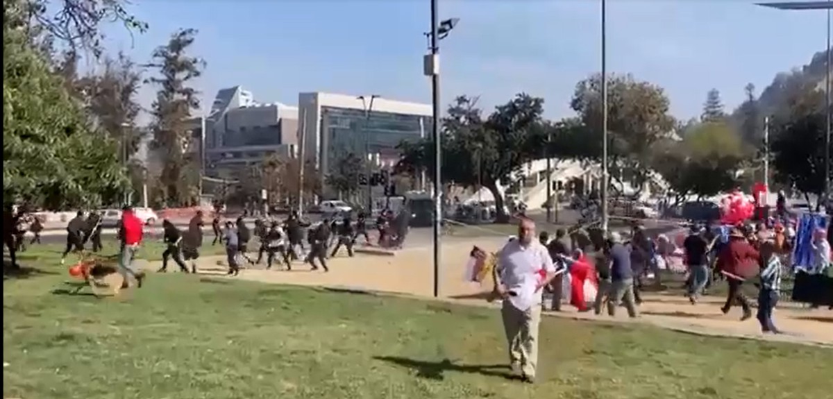 Con incidentes terminó marcha del Rechazo en Providencia: encapuchados atacaron con palos