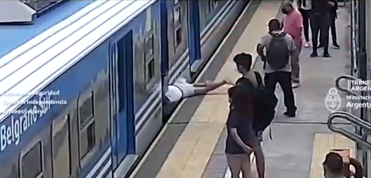 joven cayó línea tren Argentina
