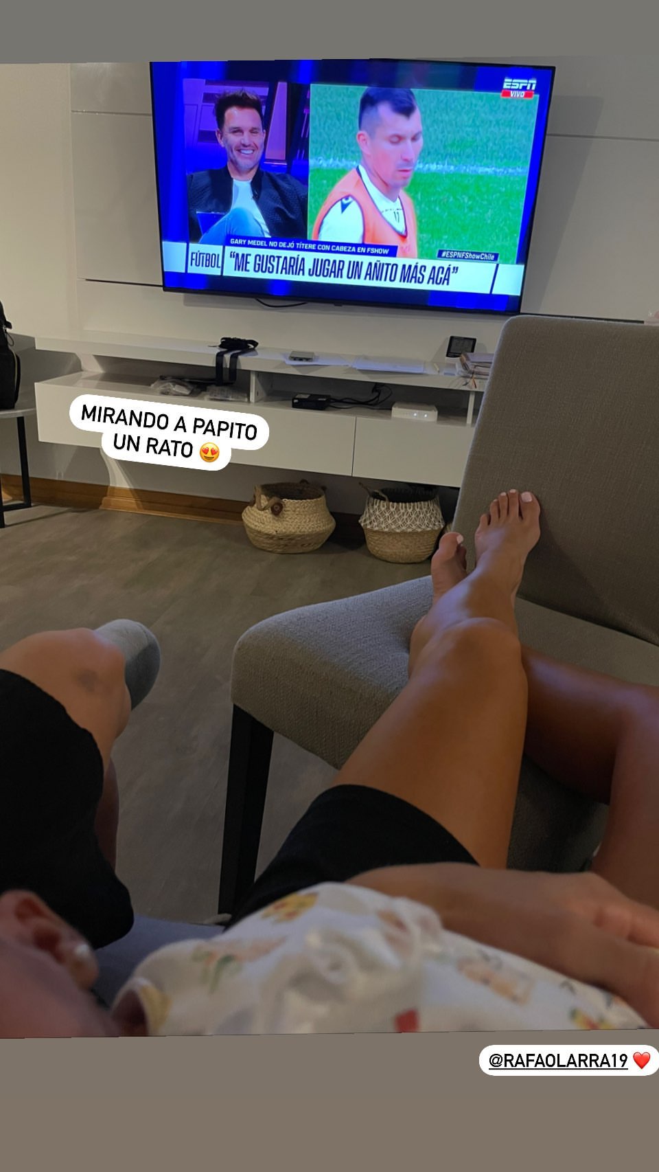 Lucita Vit mira a Rafael Olarra en TV junto a su hija recién nacida