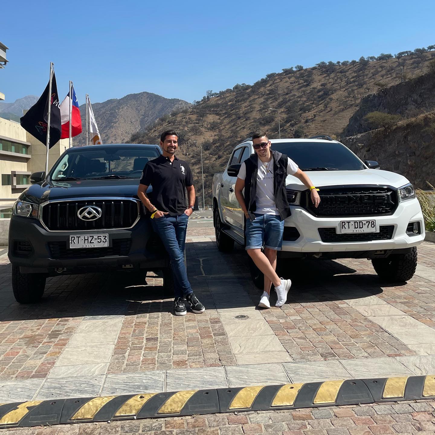 Nano Calderón y Félix Ureta compartieron foto junto a sus lujosas adquisiciones: "Estrenándolas"