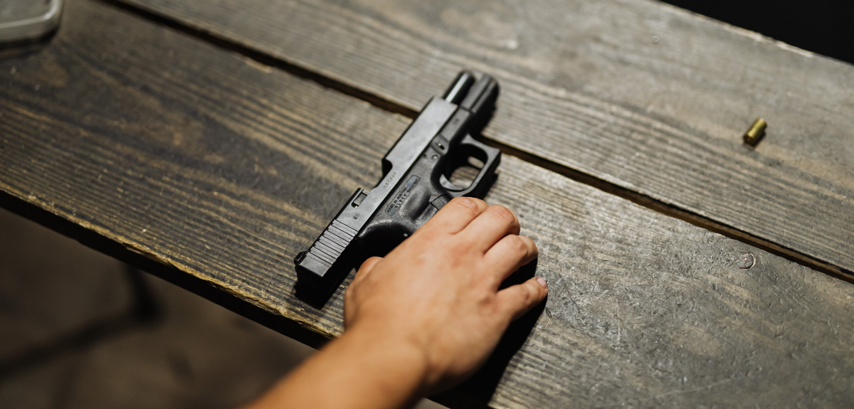 Niños de 12 y 14 años murieron tras manipular un arma en EEUU: el incidente fue transmitido en vivo