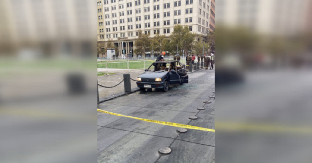 Reportan que hombre intentó quemarse a lo bonzo frente a La Moneda