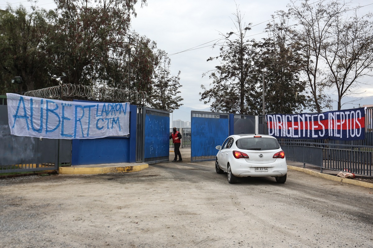 Hinchas de Universidad de Chile dejan rayados en el CDA