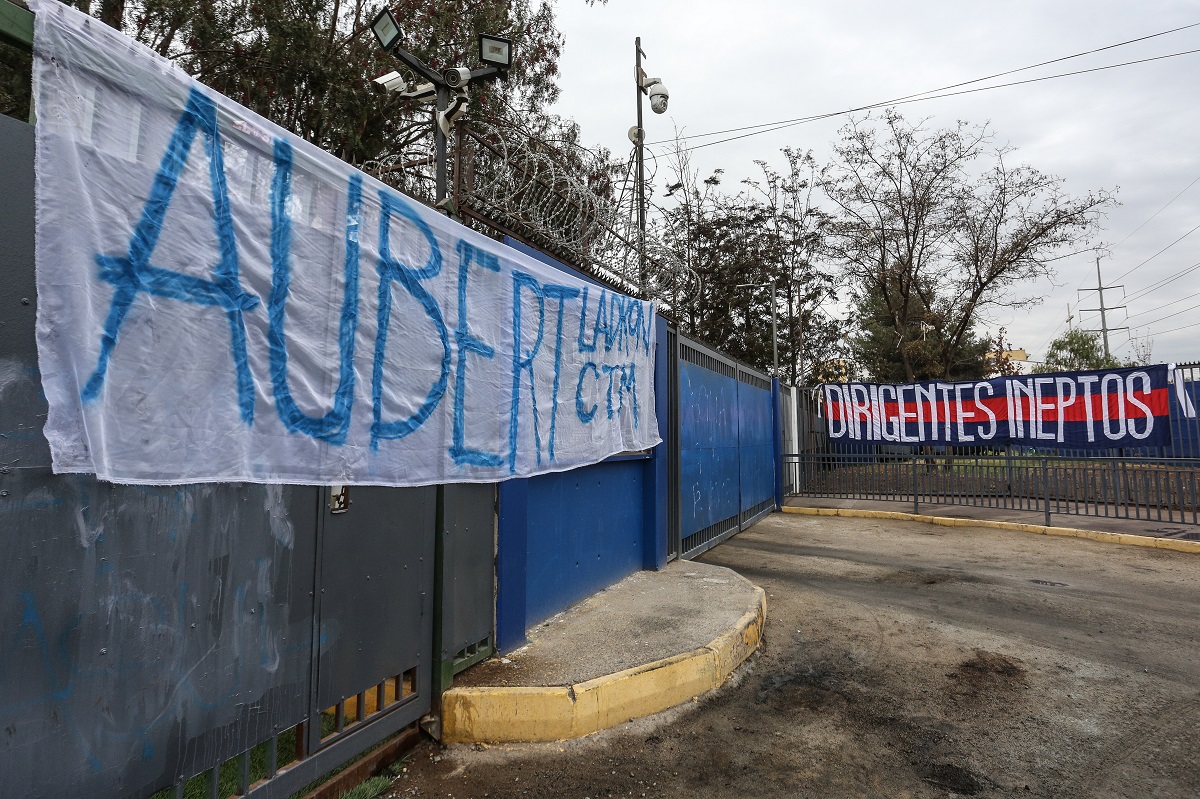 Hinchas de Universidad de Chile dejan rayados en el CDA