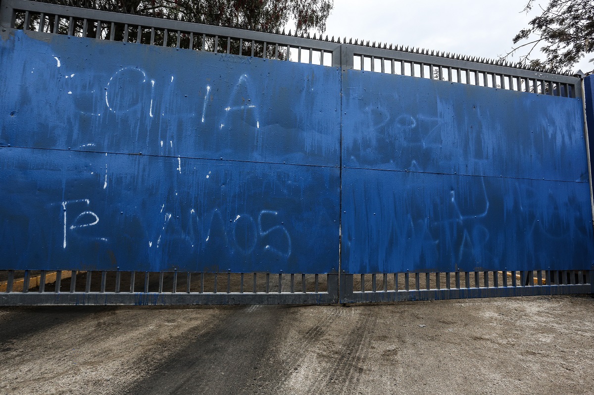 Hinchas de Universidad de Chile dejan rayados en el CDA