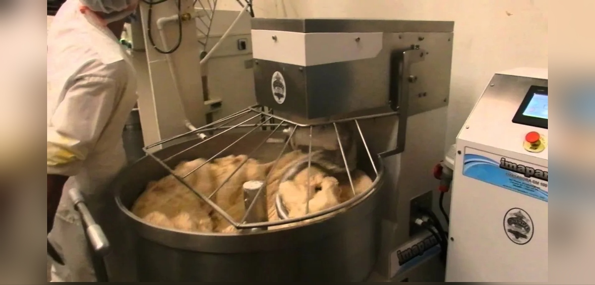 Argentina de 67 años murió ahorcada mientras hacía empanadas: su bufanda se atascó en amasadora