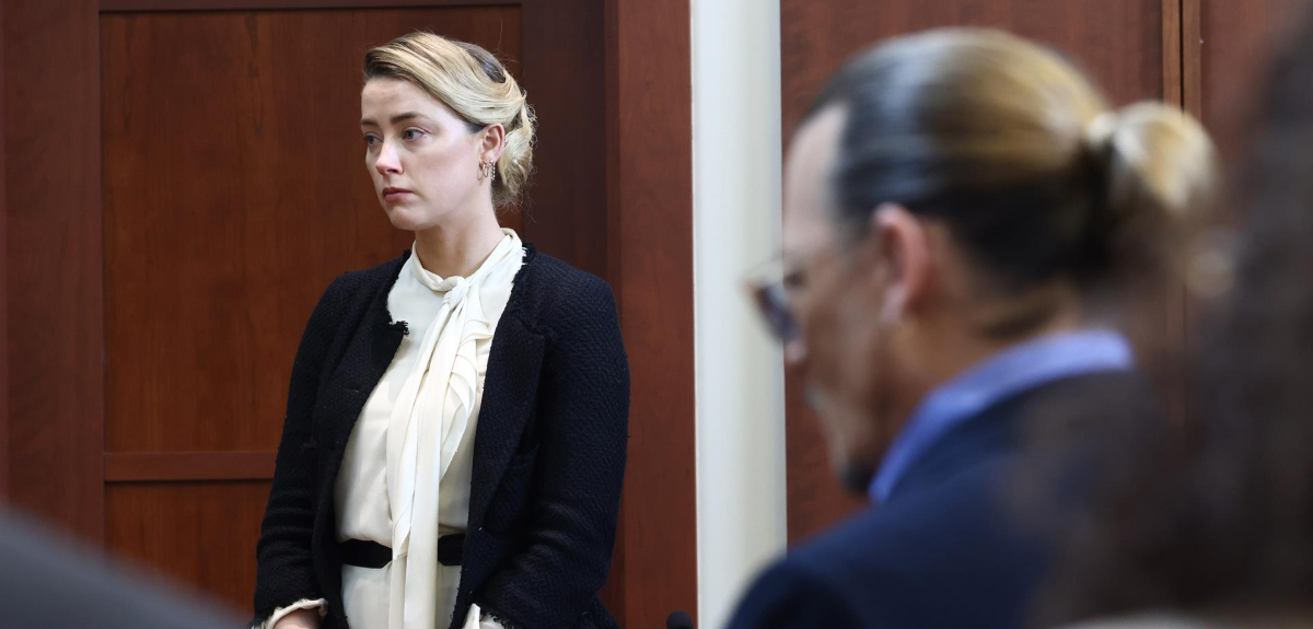 Video mostró reacción de Amber Heard al ver acercarse a Johnny Depp después de la audiencia