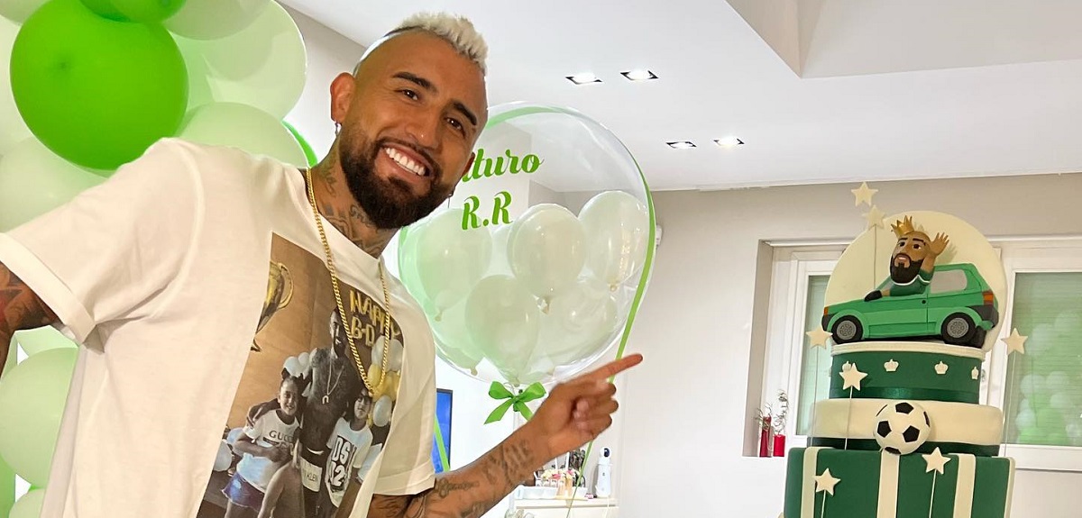 Arturo Vidal celebró con pirotecnia su cumpleaños 35 y recibió tiernos videos de sus hijos y pareja
