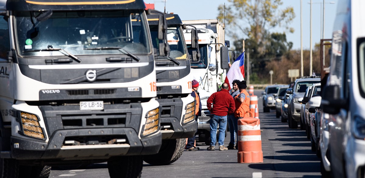 Camioneros finalizan paro tras acuerdo con el gobierno: depondrán bloqueos en Ruta 5 Sur