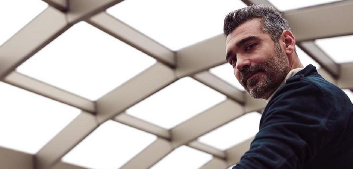 Caner Cindoruk: la difícil infancia del actor turco que enoja a televidentes en 'Traicionada'