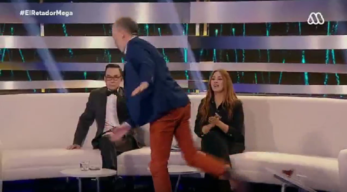 Álvaro Rudolphy sufrió divertido chascarro en El retador: “¿Por qué me hacen hacer estas cosas?”