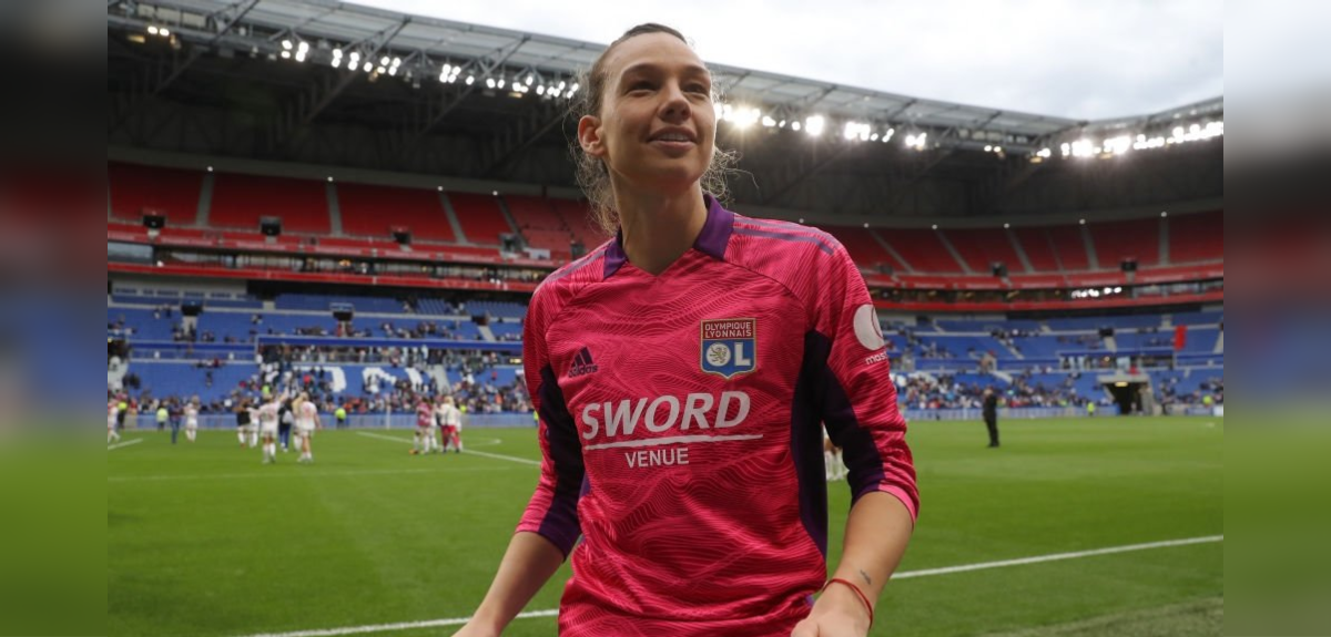 Christiane Endler fue elegida la mejor arquera de Francia: asistió a premiación junto a su esposa