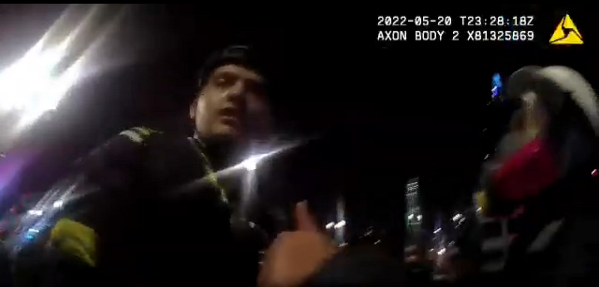 Liberan imágenes de cámara corporal de carabinero tras incidente con ciclista cerca de Plaza Italia