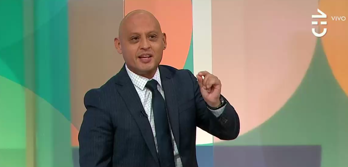Detalle de look de Claudio Bustíos llamó la atención en matinal de CHV: protagonizó cómico momento