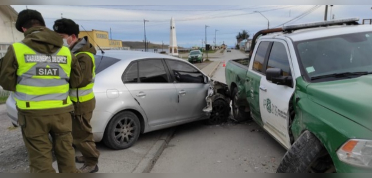 Insólito accidente en Porvenir: vehículo con chofer 
