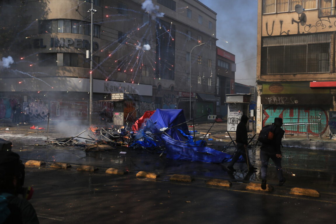 Saqueos e incidentes tras marcha paralela a la CUT en Estación Central: reportan dos heridos a bala
