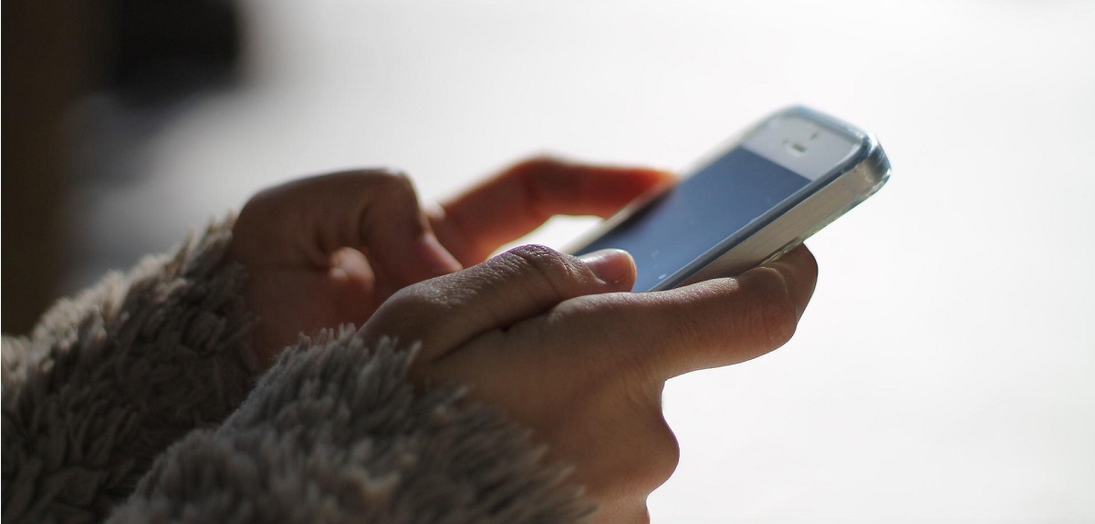 Joven le escribió a su fallecida madre por WhatsApp y recibió emocionante respuesta: se viralizó