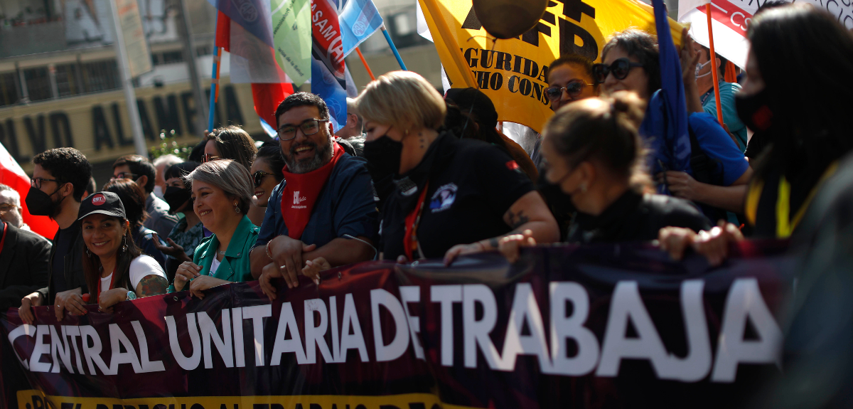 Ministra Jara participó en marcha convocada por la CUT para conmemorar el Día del Trabajador