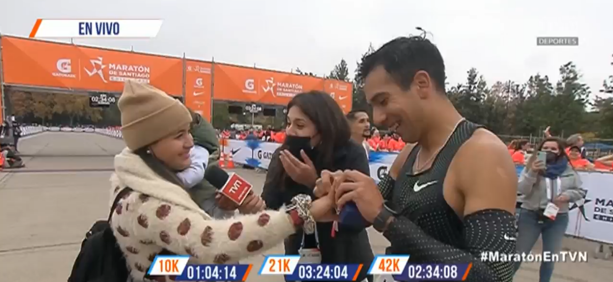 Cruzó la meta y pidió matrimonio: el especial momento que vivió deportista en la Maratón de Santiago